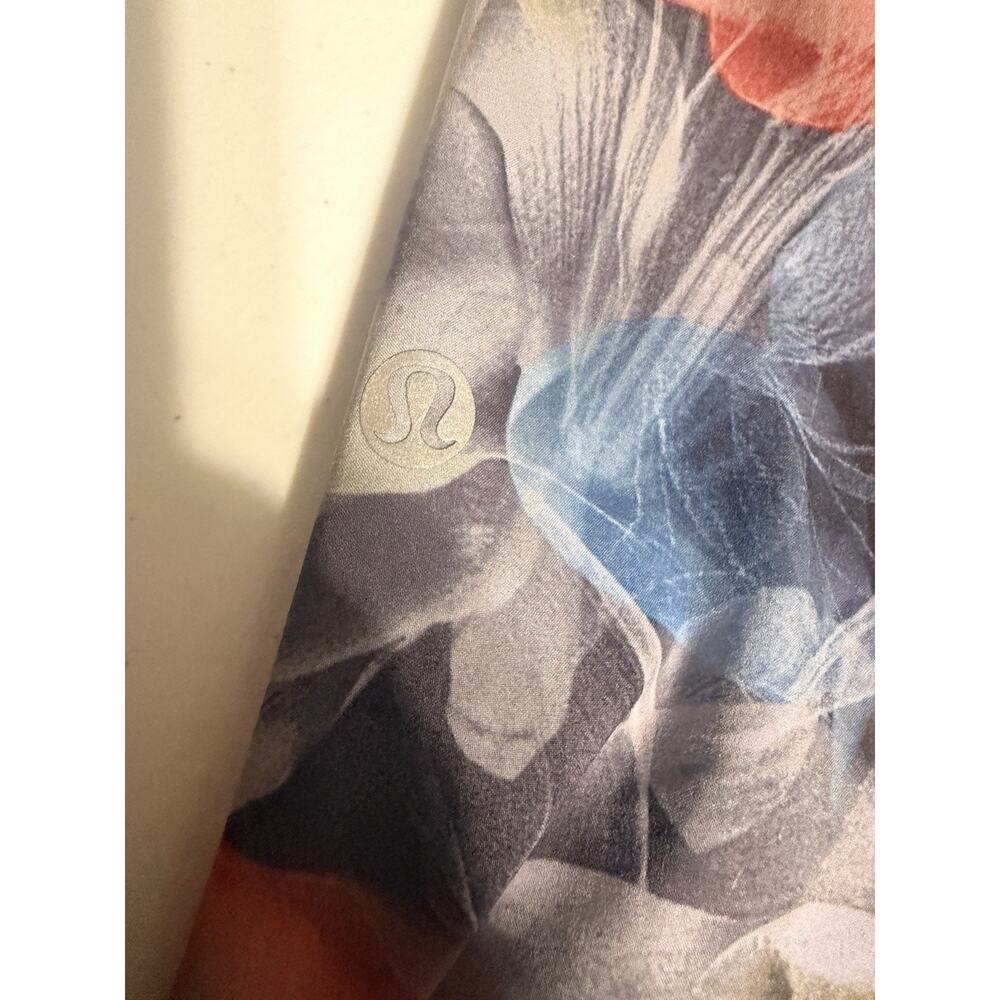 Lululemon Size 4 Shorts With Pockets EUC - Picture 3 of 4